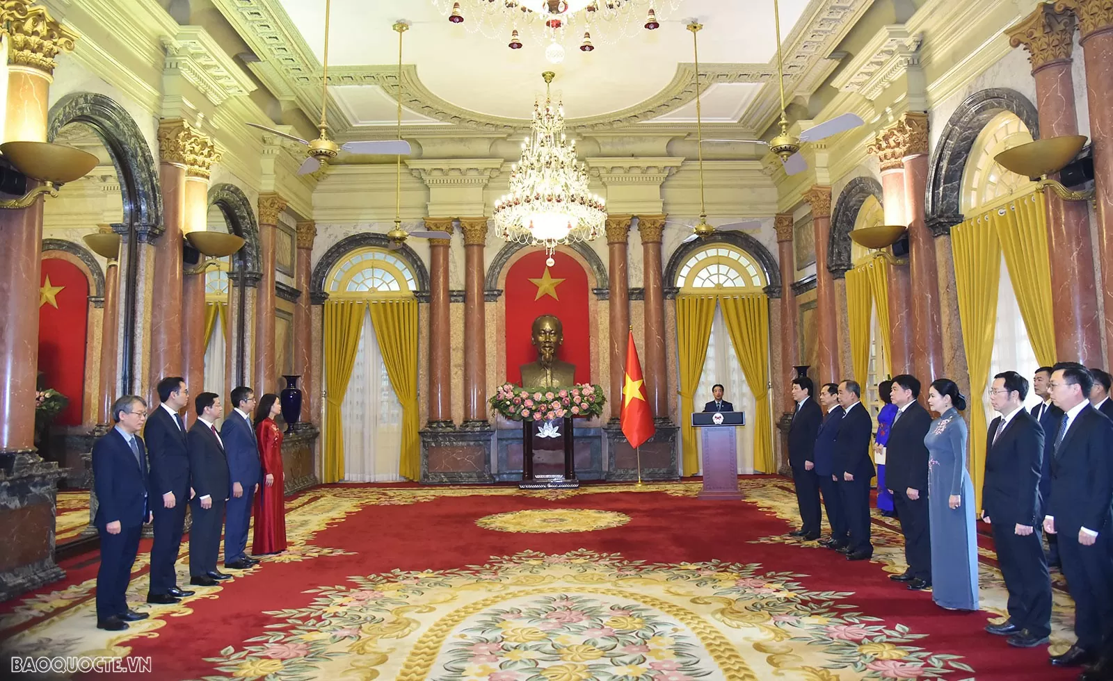 Toàn cảnh Chủ tịch nước Lương Cường trao quyết định phong hàm Đại sứ cho các lãnh đạo và cán bộ ngành Ngoại giao Toàn cảnh Chủ tịch nước Lương Cường trao quyết định phong hàm Đại sứ cho các lãnh đạo và cán bộ ngành Ngoại giao