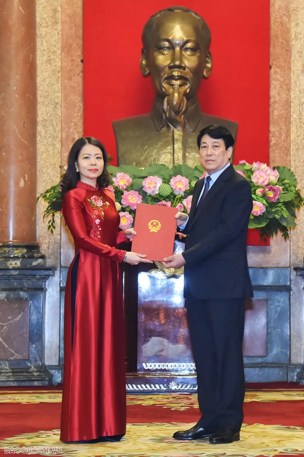 Tại buổi lễ, Chủ tịch nước Lương Cường trao quyết định phong hàm Đại sứ bậc 2 cho Thứ trưởng Ngoại giao Nguyễn Minh Hằng. Tại buổi lễ, Chủ tịch nước Lương Cường trao quyết định phong hàm Đại sứ bậc 2 cho Thứ trưởng Ngoại giao Nguyễn Minh Hằng.