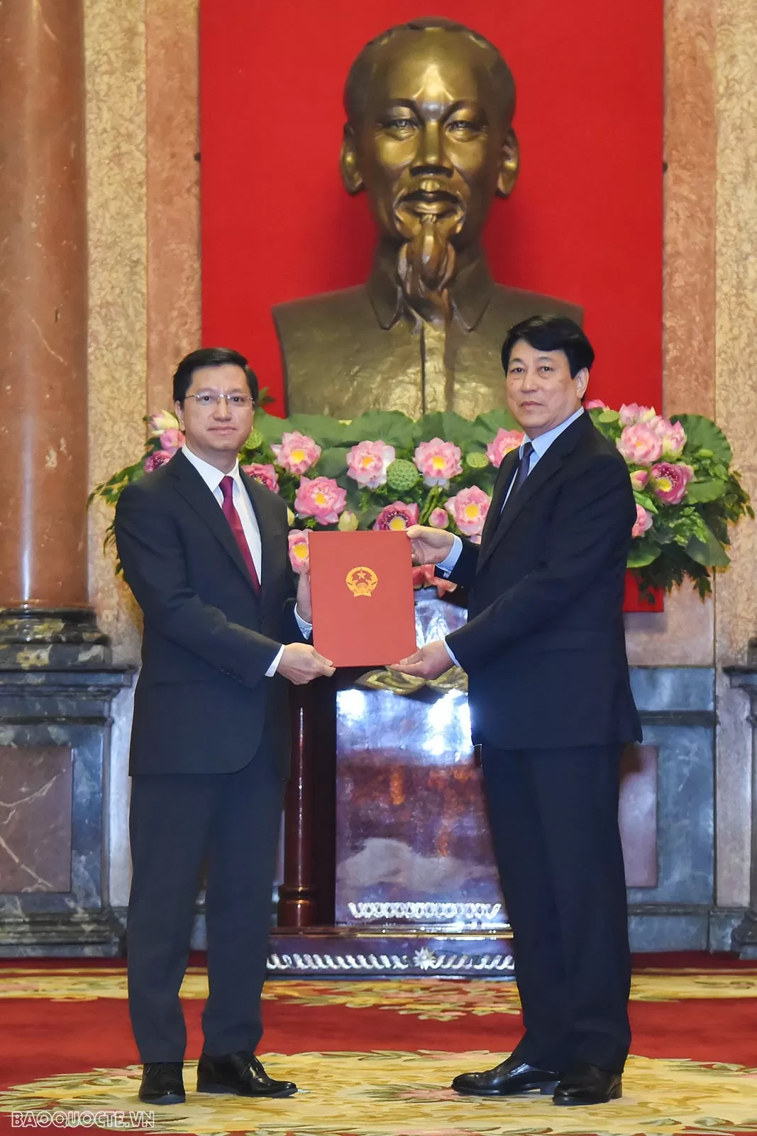 Chủ tịch nước Lương Cường trao quyết định phong hàm Đại sứ cấp 1 cho đồng chí Nguyễn Thanh Hải, Đại sứ Việt Nam tại Ấn Độ. Chủ tịch nước Lương Cường trao quyết định phong hàm Đại sứ cấp 1 cho đồng chí Nguyễn Thanh Hải, Đại sứ Việt Nam tại Ấn Độ.