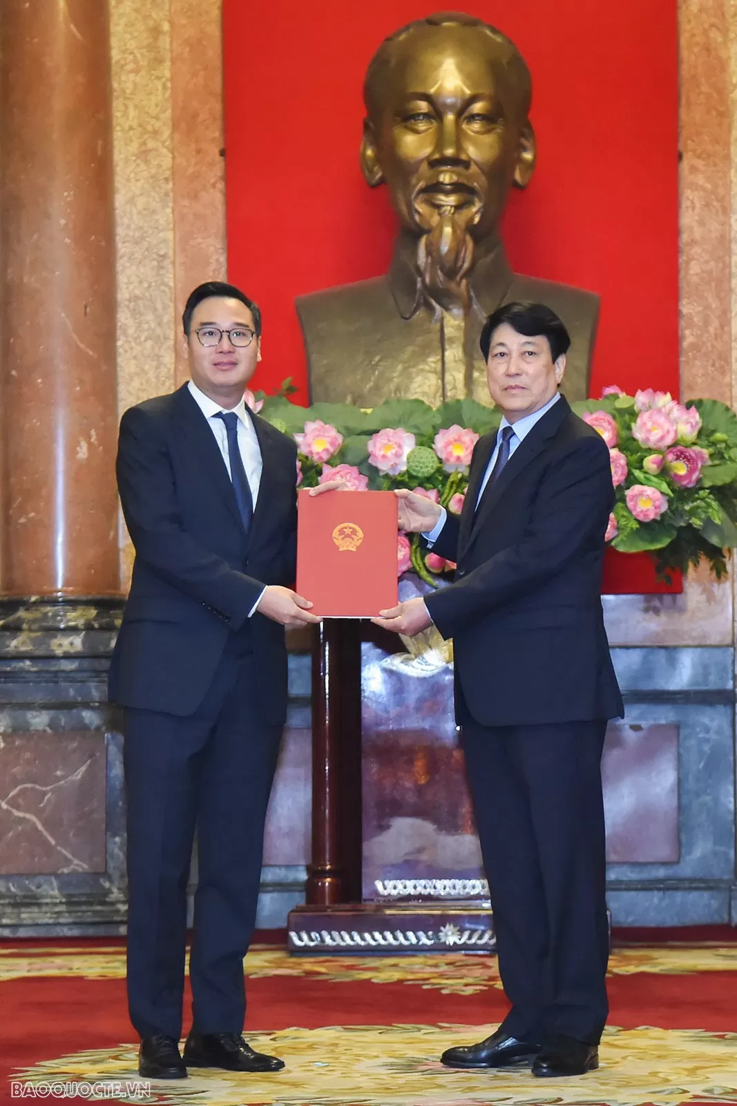 Chủ tịch nước Lương Cường trao quyết định phong hàm Đại sứ cấp 1 cho đồng chí Ngô Toàn Thắng, Phó Vụ trưởng, Phó Chánh Văn phòng Bộ Ngoại giao. Chủ tịch nước Lương Cường trao quyết định phong hàm Đại sứ cấp 1 cho đồng chí Ngô Toàn Thắng, Phó Vụ trưởng, Phó Chánh Văn phòng Bộ Ngoại giao.