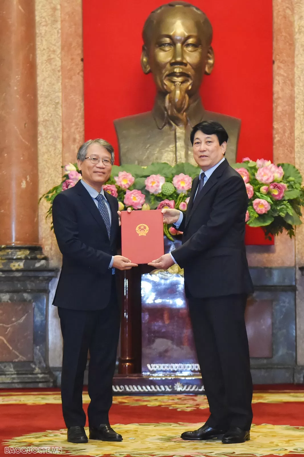 Chủ tịch nước Lương Cường trao quyết định phong hàm Đại sứ cấp 1 cho đồng chí Nguyễn Vũ Tùng, Giảng viên cao cấp, Học viện Ngoại giao. Chủ tịch nước Lương Cường trao quyết định phong hàm Đại sứ cấp 1 cho đồng chí Nguyễn Vũ Tùng, Giảng viên cao cấp, Học viện Ngoại giao.