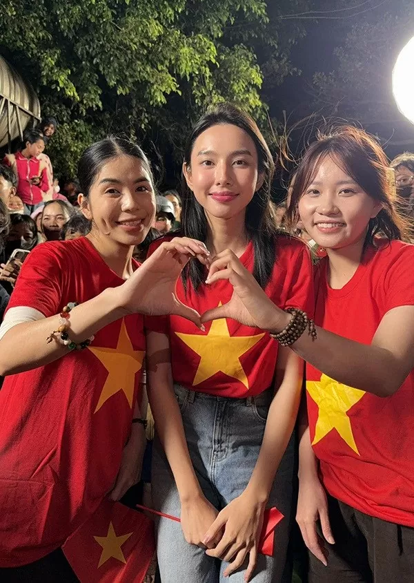 Hoa hậu Thùy Tiên mừng đội tuyển Việt Nam Hoa hậu Thùy Tiên mừng đội tuyển Việt Nam