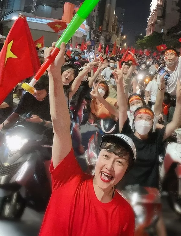 Hoa hậu Thùy Tiên mừng đội tuyển Việt Nam Hoa hậu Thùy Tiên mừng đội tuyển Việt Nam