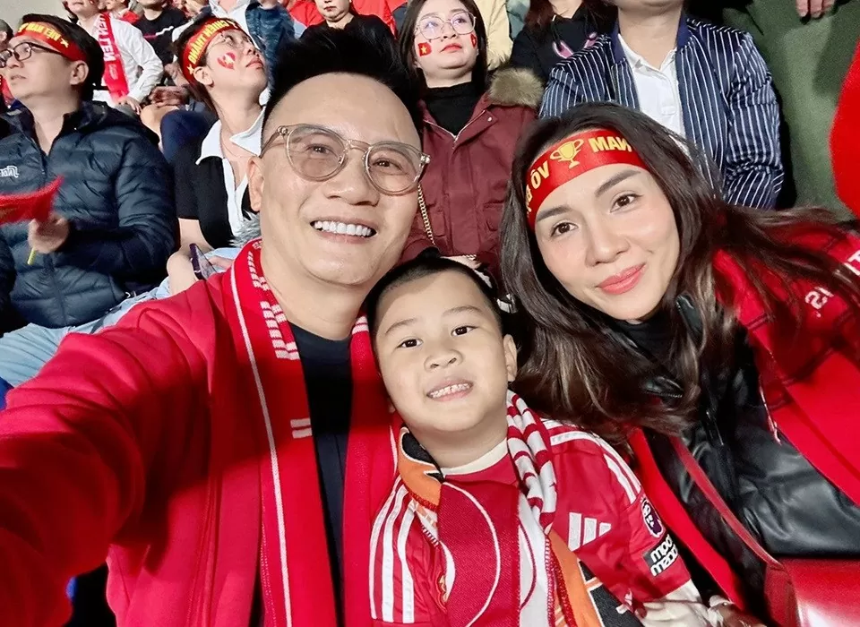 Hoa hậu Thùy Tiên mừng đội tuyển Việt Nam Hoa hậu Thùy Tiên mừng đội tuyển Việt Nam