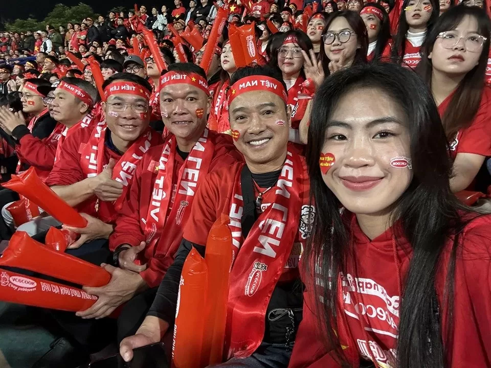 Hoa hậu Thùy Tiên mừng đội tuyển Việt Nam Hoa hậu Thùy Tiên mừng đội tuyển Việt Nam