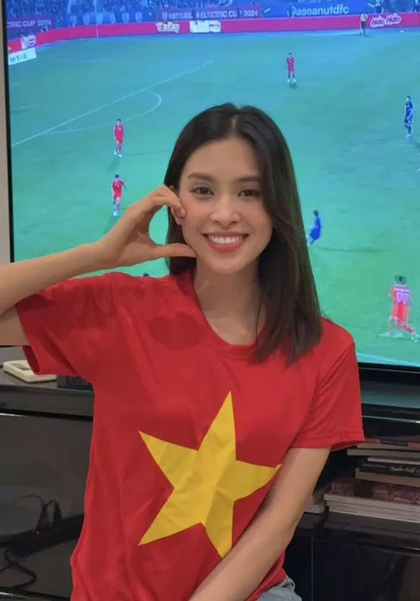 Hoa hậu Thùy Tiên mừng đội tuyển Việt Nam Hoa hậu Thùy Tiên mừng đội tuyển Việt Nam