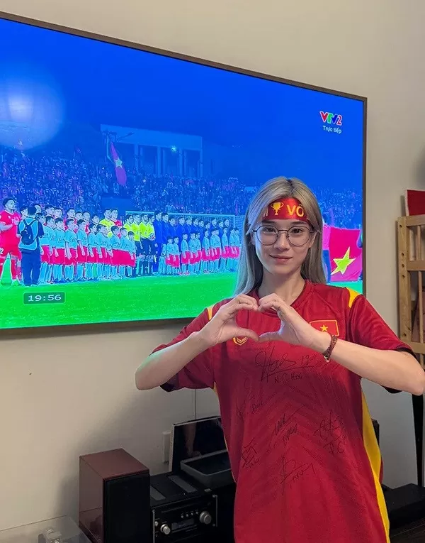 Hoa hậu Thùy Tiên mừng đội tuyển Việt Nam Hoa hậu Thùy Tiên mừng đội tuyển Việt Nam