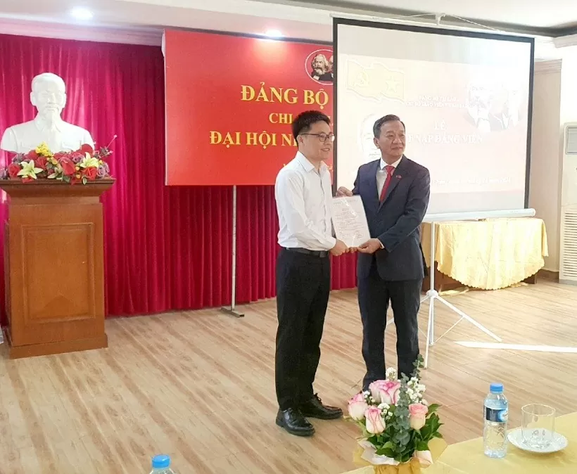 Niềm tự hào khi được kết nạp Đảng ở đất nước triệu voi Niềm tự hào khi được kết nạp Đảng ở đất nước triệu voi