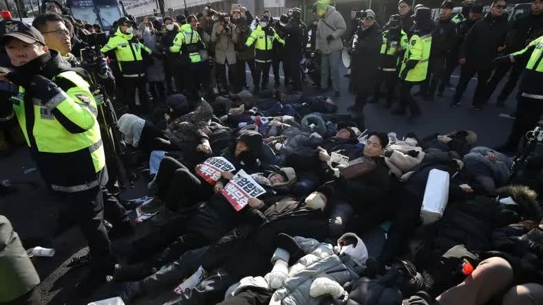 Khủng hoảng chính trị Hàn Quốc: Lệnh bắt giữ Tổng thống bất khả thi, cơ quan điều tra đối đầu cả nghìn người biểu tình án ngữ