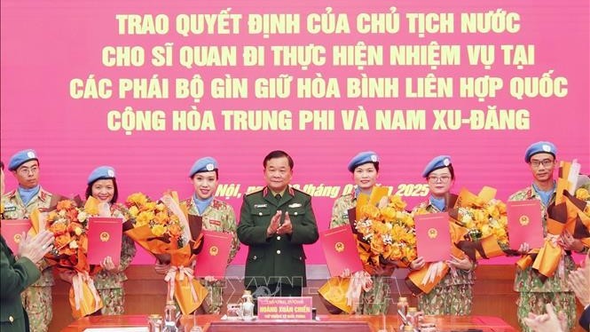 Trao quyết định cử 8 sĩ quan tham gia gìn giữ hòa bình Liên hợp quốc tại Trung Phi và Nam Sudan