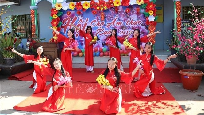 Trường song ngữ Lào-Việt Nam Nguyễn Du tổ chức Hội chợ ẩm thực Xuân 2025