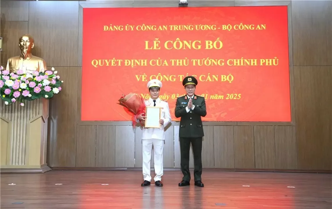 Đại tướng Lương Tam Quang, Bộ trưởng Bộ Công an trao Quyết định của Thủ tướng Chính phủ về việc bổ nhiệm Thiếu tướng Đặng Hồng Đức, Uỷ viên Đảng uỷ Công an Trung ương, Chánh Văn phòng Bộ Công an giữ chức vụ Thứ trưởng Bộ Công an. Ảnh: TTXVN phát Đại tướng Lương Tam Quang, Bộ trưởng Bộ Công an trao Quyết định của Thủ tướng Chính phủ về việc bổ nhiệm Thiếu tướng Đặng Hồng Đức, Uỷ viên Đảng uỷ Công an Trung ương, Chánh Văn phòng Bộ Công an giữ chức vụ Thứ trưởng Bộ Công an. Ảnh: TTXVN phát