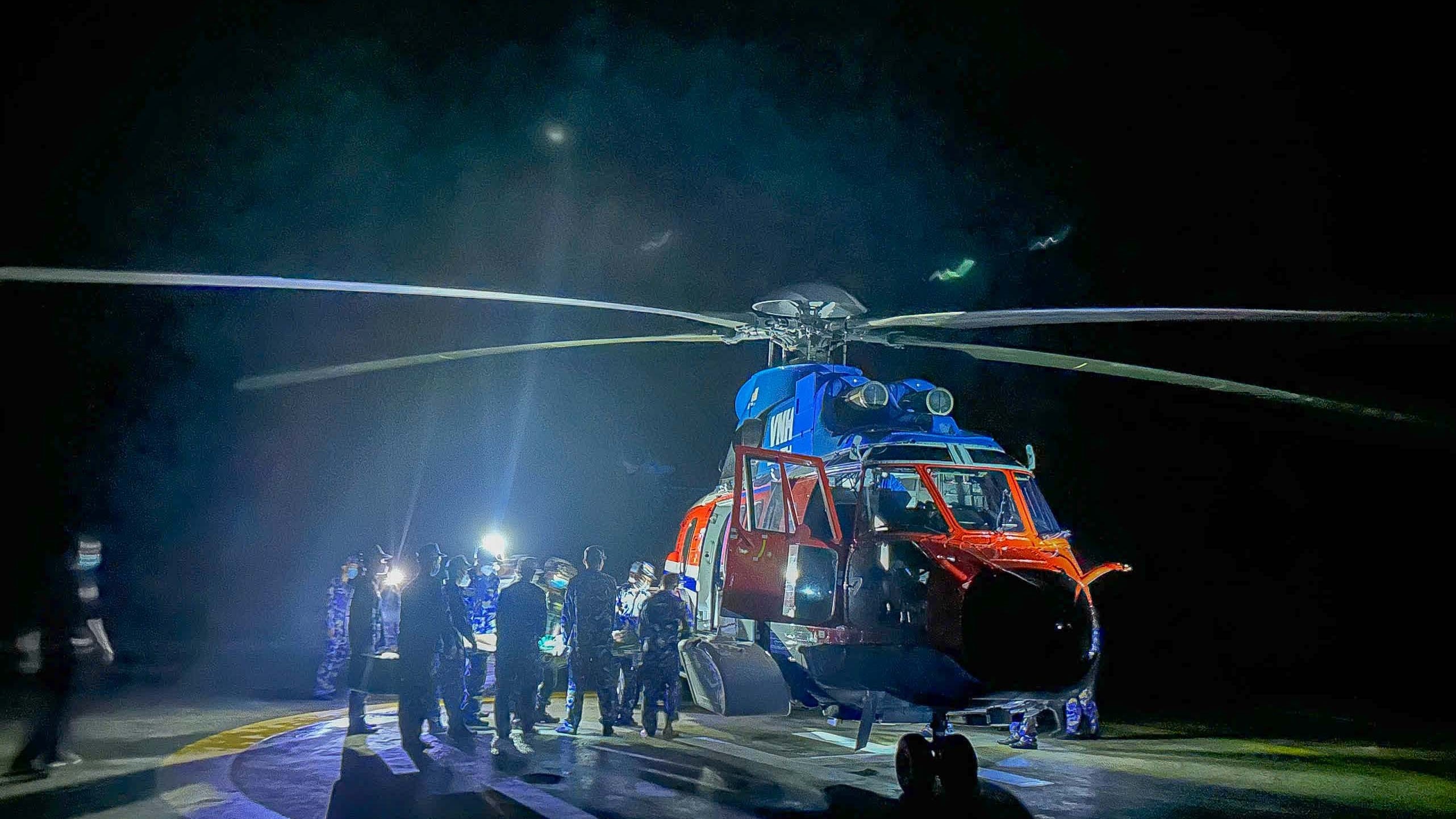 Trực thăng cấp cứu đưa quân nhân từ đảo An Bang về đất liền điều trị