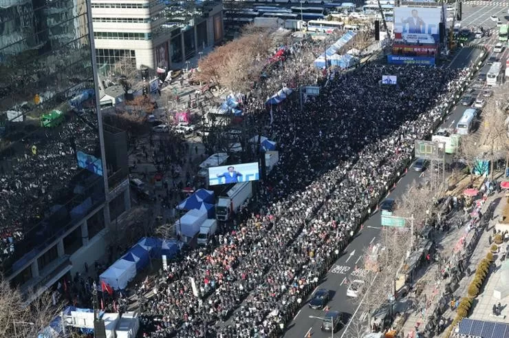 Khoảng 35.000 người ủng hộ Tổng thống bị đình chỉ Yoon Suk Yeol tập trung gần Quảng trường Gwanghwamun ở trung tâm Seoul, ngày 4/1/2025. (Nguồn: Yonhap) Khoảng 35.000 người ủng hộ Tổng thống bị đình chỉ Yoon Suk Yeol tập trung gần Quảng trường Gwanghwamun ở trung tâm Seoul, ngày 4/1/2025. (Nguồn: Yonhap)