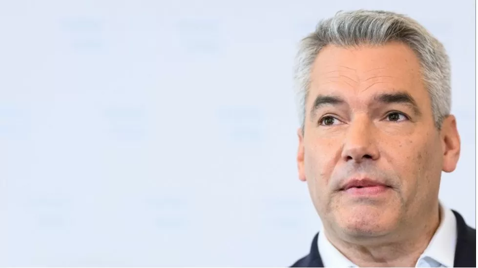 Thủ tướng Áo từ chức khi nỗ lực loại trừ phe cực hữu sụp đổ. Nehammer cũng tuyên bố ông sẽ từ chức lãnh đạo đảng Nhân dân bảo thủ ôn hòa © Max Slovencik/APA/dpa Thủ tướng Áo từ chức khi nỗ lực loại trừ phe cực hữu sụp đổ. Nehammer cũng tuyên bố ông sẽ từ chức lãnh đạo đảng Nhân dân bảo thủ ôn hòa © Max Slovencik/APA/dpa