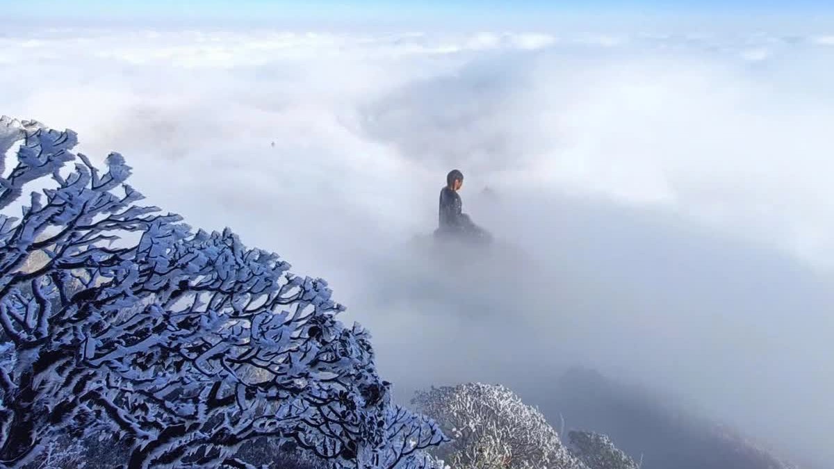 Đỉnh Fansipan băng giá phủ trắng