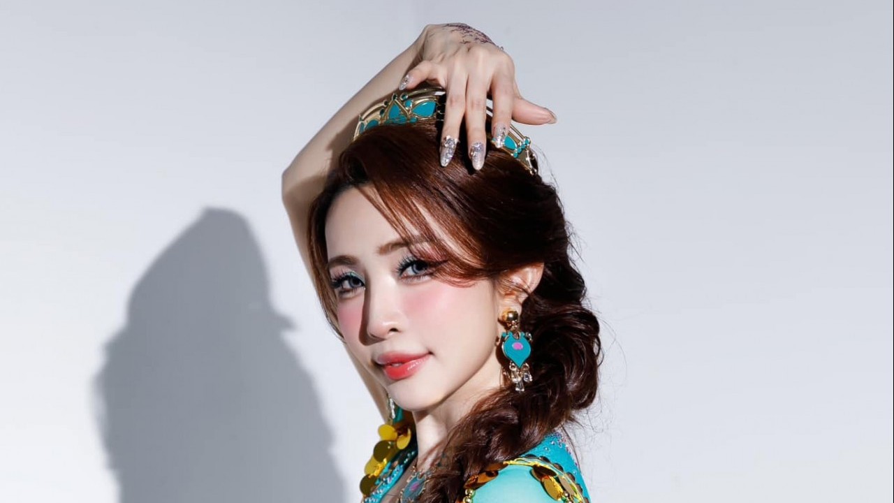 Diễn viên Quỳnh Nga tự tin khoe 'eo con kiến'