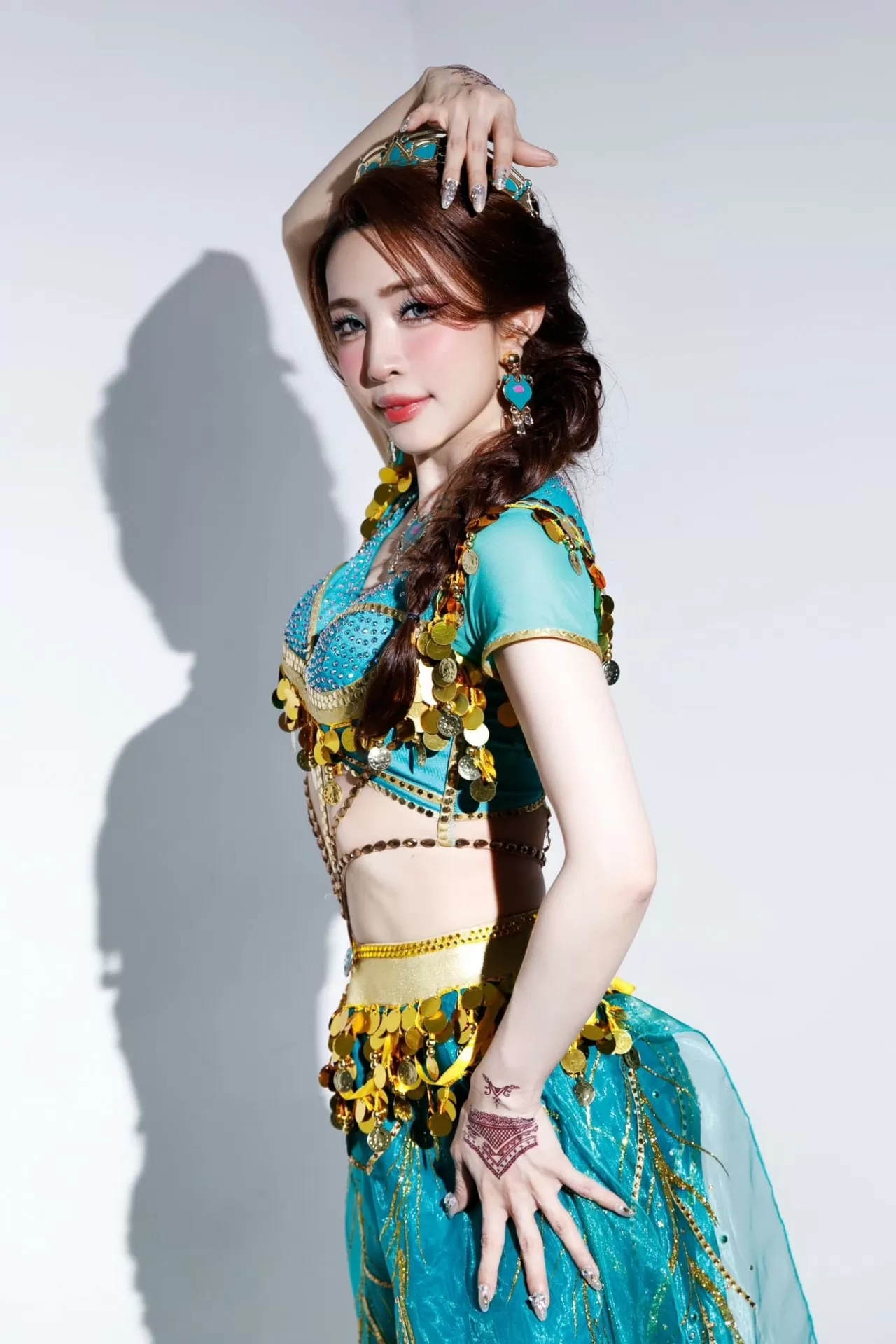 Sao Việt: Diễn viên Quỳnh Nga tự tin khoe 'eo con kiến'