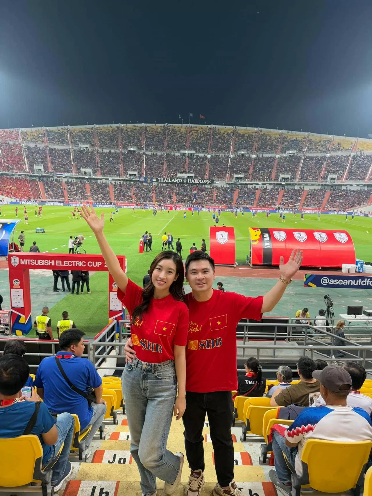 Đỗ Thị Hà, Trấn Thành... cổ vũ đội tuyển Việt Nam ở chung kết ASEAN Cup Đỗ Thị Hà, Trấn Thành... cổ vũ đội tuyển Việt Nam ở chung kết ASEAN Cup