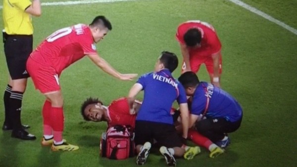 Tiền đạo Xuân Son gãy hai xương chân, chưa hẹn ngày tái xuất