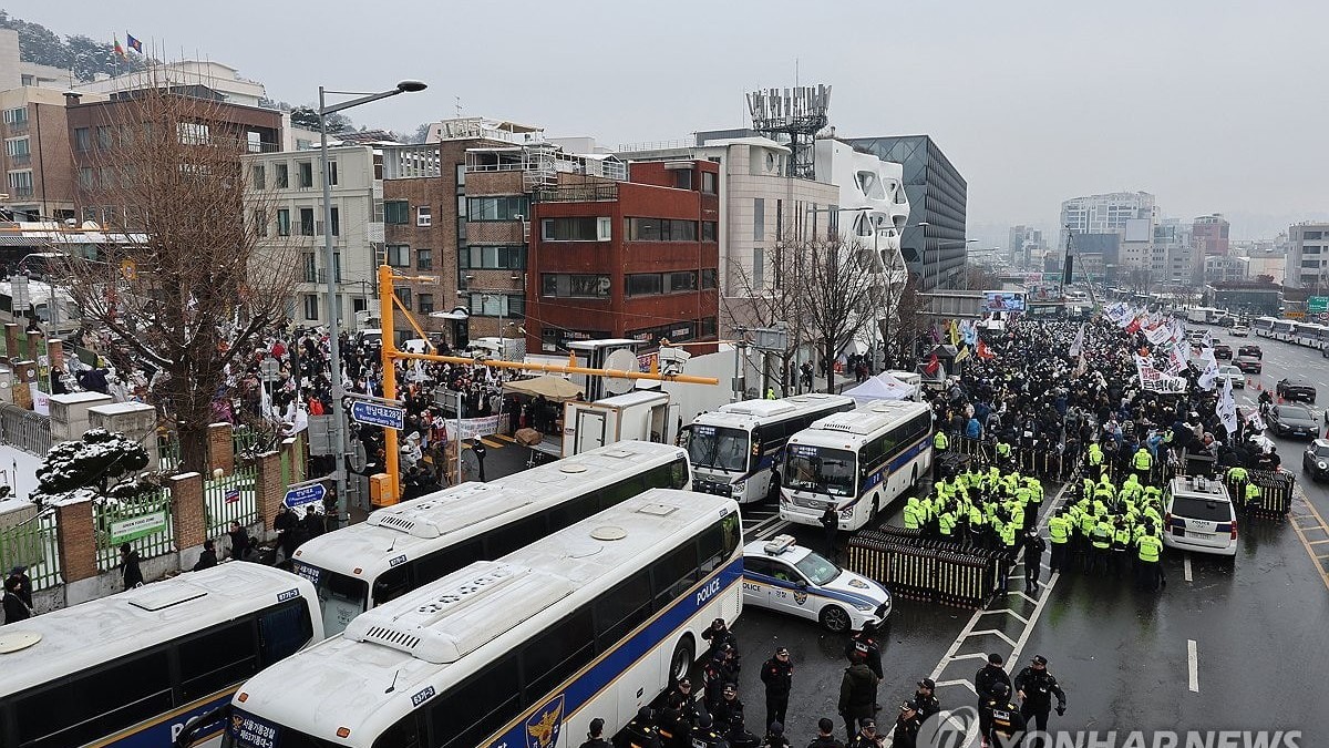 Khủng hoảng Hàn Quốc: CIO tìm cách gia hạn lệnh bắt Tổng thống, Tòa án chốt ngày điều trần luận tội Thủ tướng, đối đầu căng giữa người biểu tình