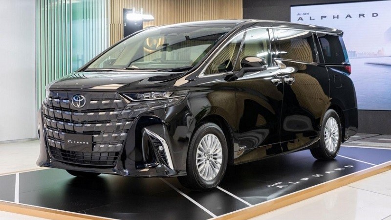 Toyota Alphard tăng giá bán 140 triệu đồng tại Việt Nam