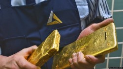 Giá vàng hôm nay 30/12/2025 giảm 'không phanh', có thực sự đạt 4.900 USD trong năm 2026; Giá bạc tăng 167%, lần đầu vượt 80 USD