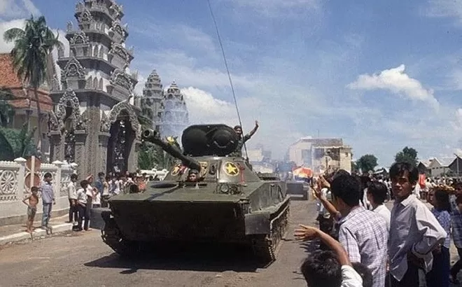 Quân tình nguyện Việt Nam bất chấp hy sinh, gian khổ, phối hợp với LLVT Mặt trận Đoàn kết dân tộc cứu nước Campuchia mở cuộc tổng tiến công giải phóng thủ đô Phnôm Pênh (7-1-1979) và toàn bộ đất nước Campuchia (17-1-1979). Ảnh tư liệu. Quân tình nguyện Việt Nam bất chấp hy sinh, gian khổ, phối hợp với LLVT Mặt trận Đoàn kết dân tộc cứu nước Campuchia mở cuộc tổng tiến công giải phóng thủ đô Phnôm Pênh (7-1-1979) và toàn bộ đất nước Campuchia (17-1-1979). Ảnh tư liệu.