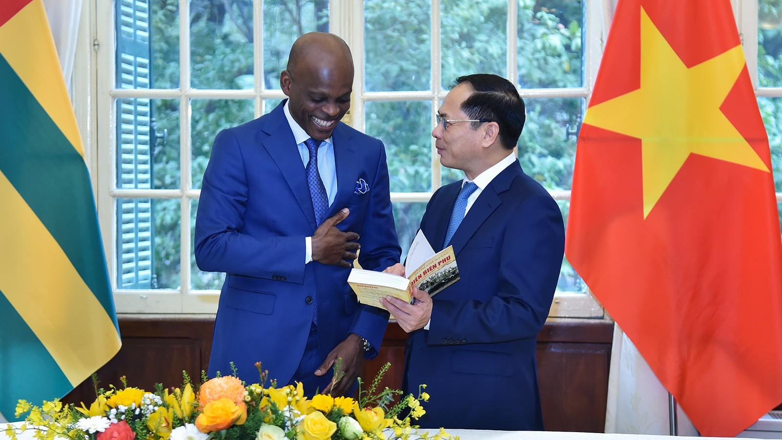 Phó Thủ tướng, Bộ trưởng Ngoại giao Bùi Thanh Sơn đón, hội đàm với Bộ trưởng Ngoại giao Togo Robert Dussey