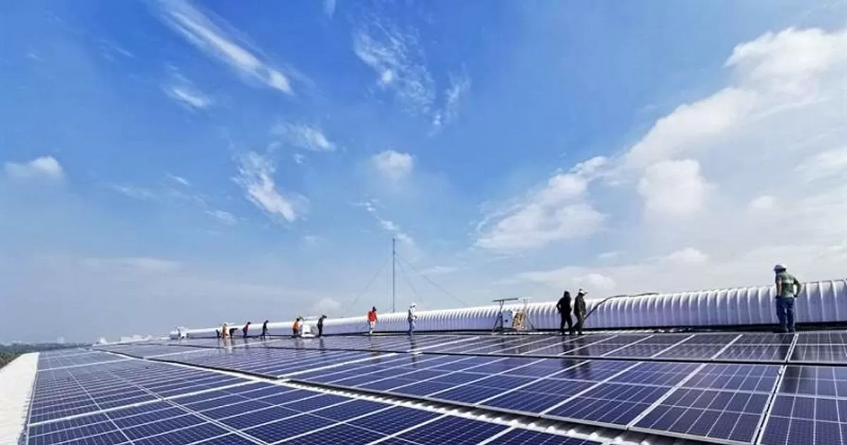 Hệ thống điện Mặt trời mái nhà như một ‘mũi tên trúng nhiều đích’. (Nguồn: Diễn đàn Doanh nghiệp) Hệ thống điện Mặt trời mái nhà như một ‘mũi tên trúng nhiều đích’. (Nguồn: Diễn đàn Doanh nghiệp)