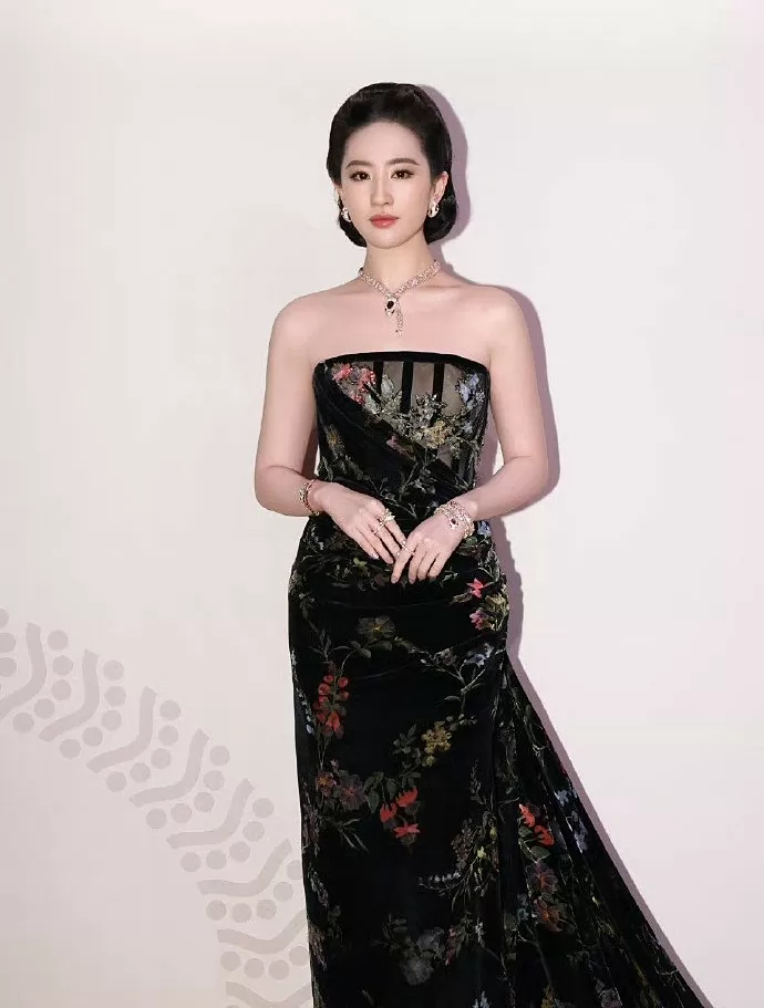 Trên thảm đỏ sự kiện tổ chức ở Thượng Hải, Lưu Diệc Phi khoe sắc vóc gợi cảm. Cô là một trong số ít sao Trung Quốc không chạy theo mốt làm đẹp Lưu Diệc Phi, Hồ Ngọc Hà chung khung hình dự sự kiện thời trang quốc tế