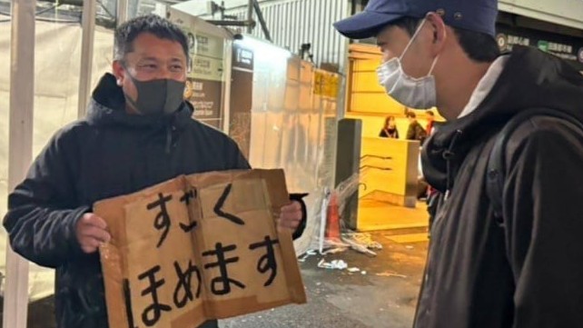 Câu chuyện về người đàn ông nổi tiếng với nghề khen người lạ trên phố