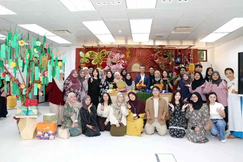 Sự kiện Ngày Ngôn ngữ và Văn hóa Việt Nam do Đại sứ quán tổ chức tại Đại học Quốc gia Brunei (10/2024) với sự tham dự của các sinh viên Brunei theo học tiếng Việt Sự kiện Ngày Ngôn ngữ và Văn hóa Việt Nam do Đại sứ quán tổ chức tại Đại học Quốc gia Brunei (10/2024) với sự tham dự của các sinh viên Brunei theo học tiếng Việt