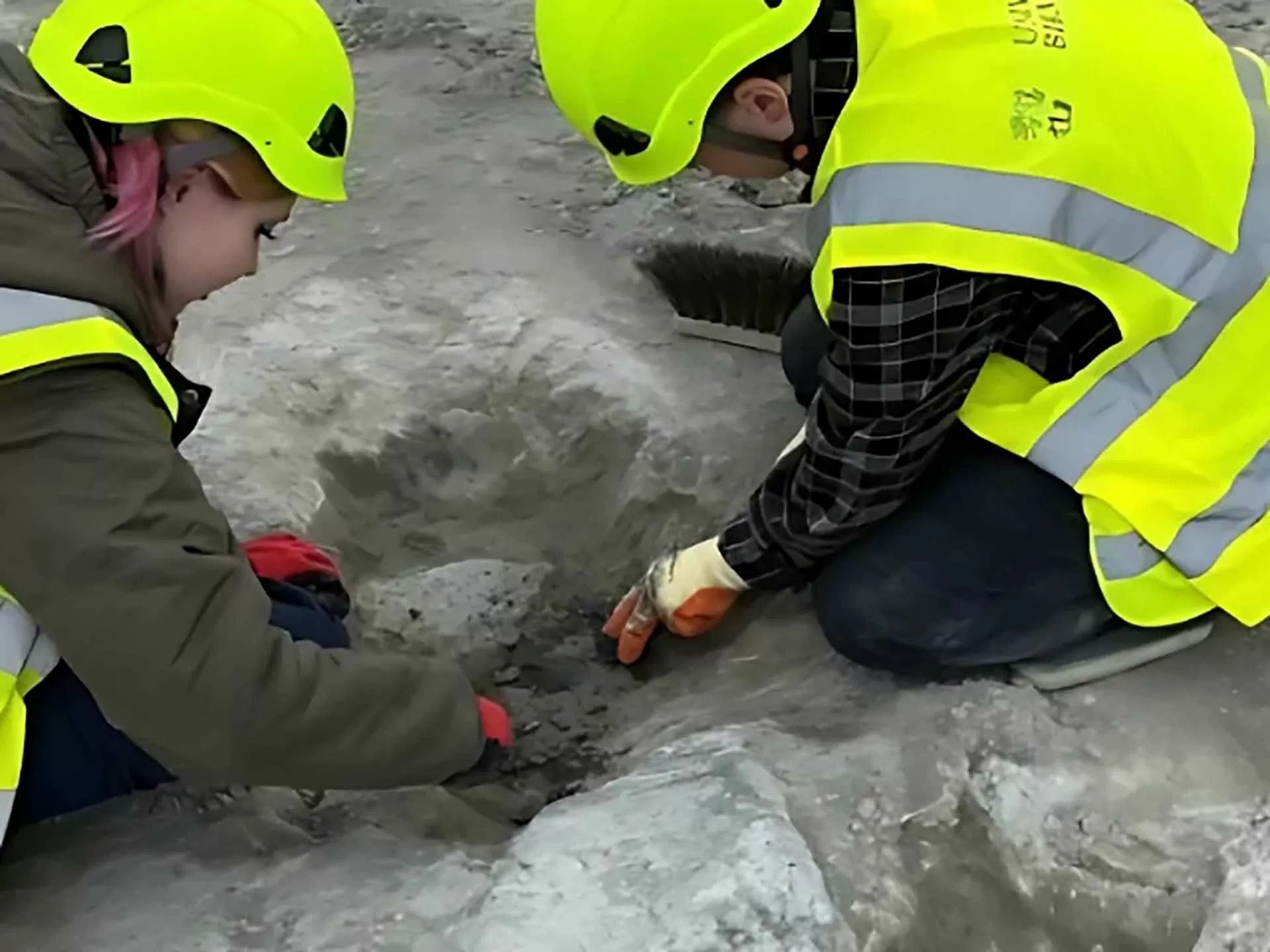 Các nhà nghiên cứu của Đại học Oxford tại hiện trường. (Nguồn: Express Tribune) Các nhà nghiên cứu của Đại học Oxford tại hiện trường. (Nguồn: Express Tribune)
