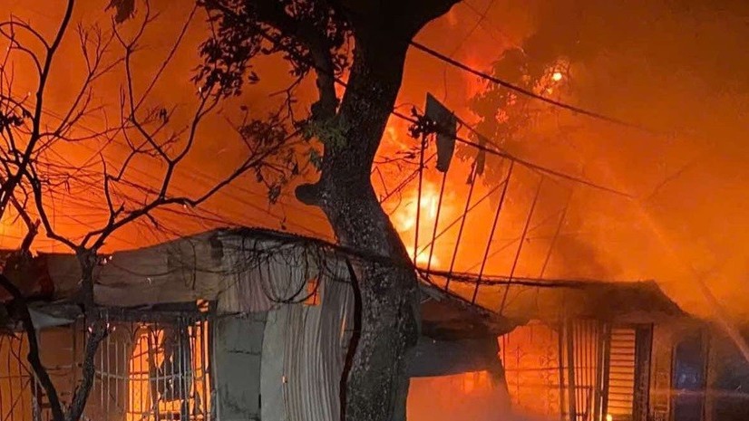 Hình ảnh đám cháy lớn thiêu rụi 5 lán nhà tạm tại Hà Nội