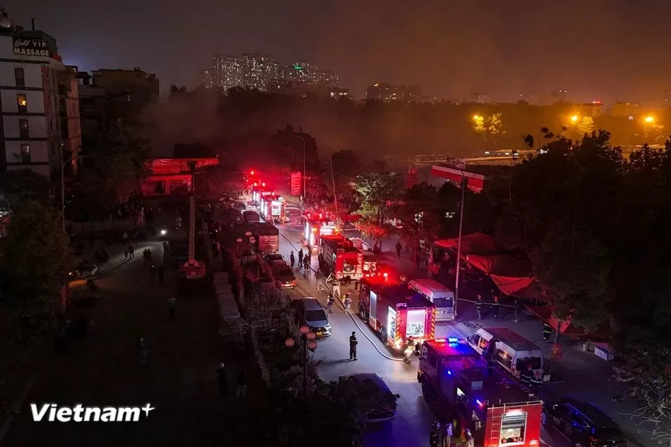 Đám cháy lớn tạo thành quầng lửa và khói bao trùm khu vực. Đám cháy lớn tạo thành quầng lửa và khói bao trùm khu vực.