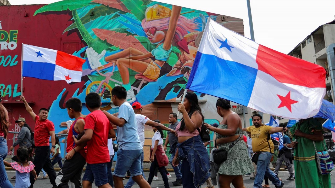 Người dân Panama tuần hành phản đối ý định kiểm soát kênh đào của Tổng thống đắc cử Mỹ