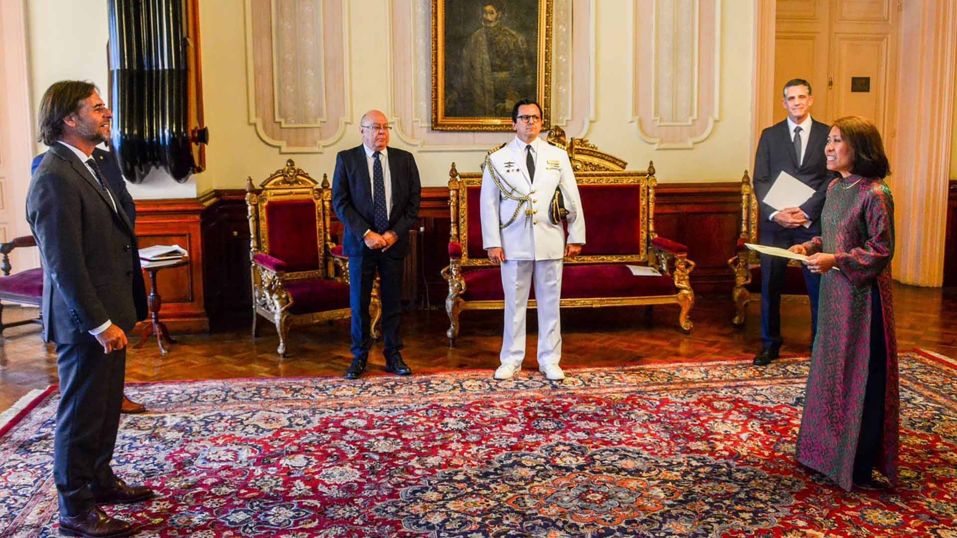 Đại sứ Ngô Minh Nguyệt trình Thư ủy nhiệm lên Tổng thống Uruguay Luis Lacalle Pou
