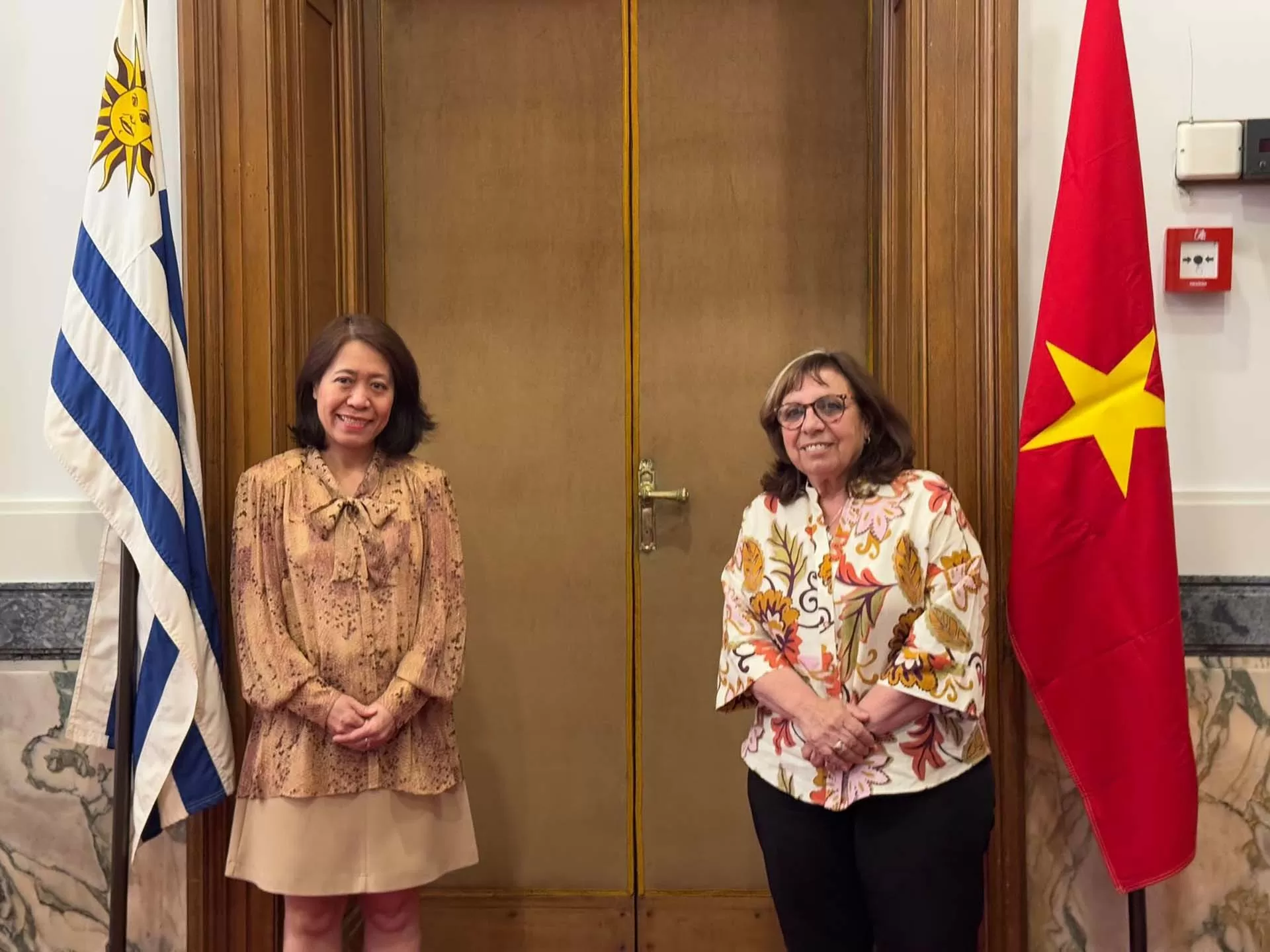 Đại sứ Ngô Minh Nguyệt trình Thư ủy nhiệm lên Tổng thống Uruguay Luis Lacalle Pou Đại sứ Ngô Minh Nguyệt trình Thư ủy nhiệm lên Tổng thống Uruguay Luis Lacalle Pou