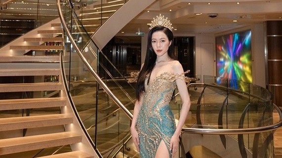 Hoa hậu Kiều Duy trải nghiệm, thực hiện bộ ảnh kỷ niệm trên siêu du thuyền