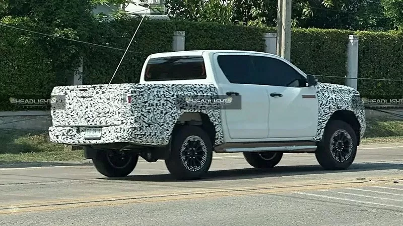 Bán tải Toyota Hilux 2025 chính thức lộ diện tại Thái Lan