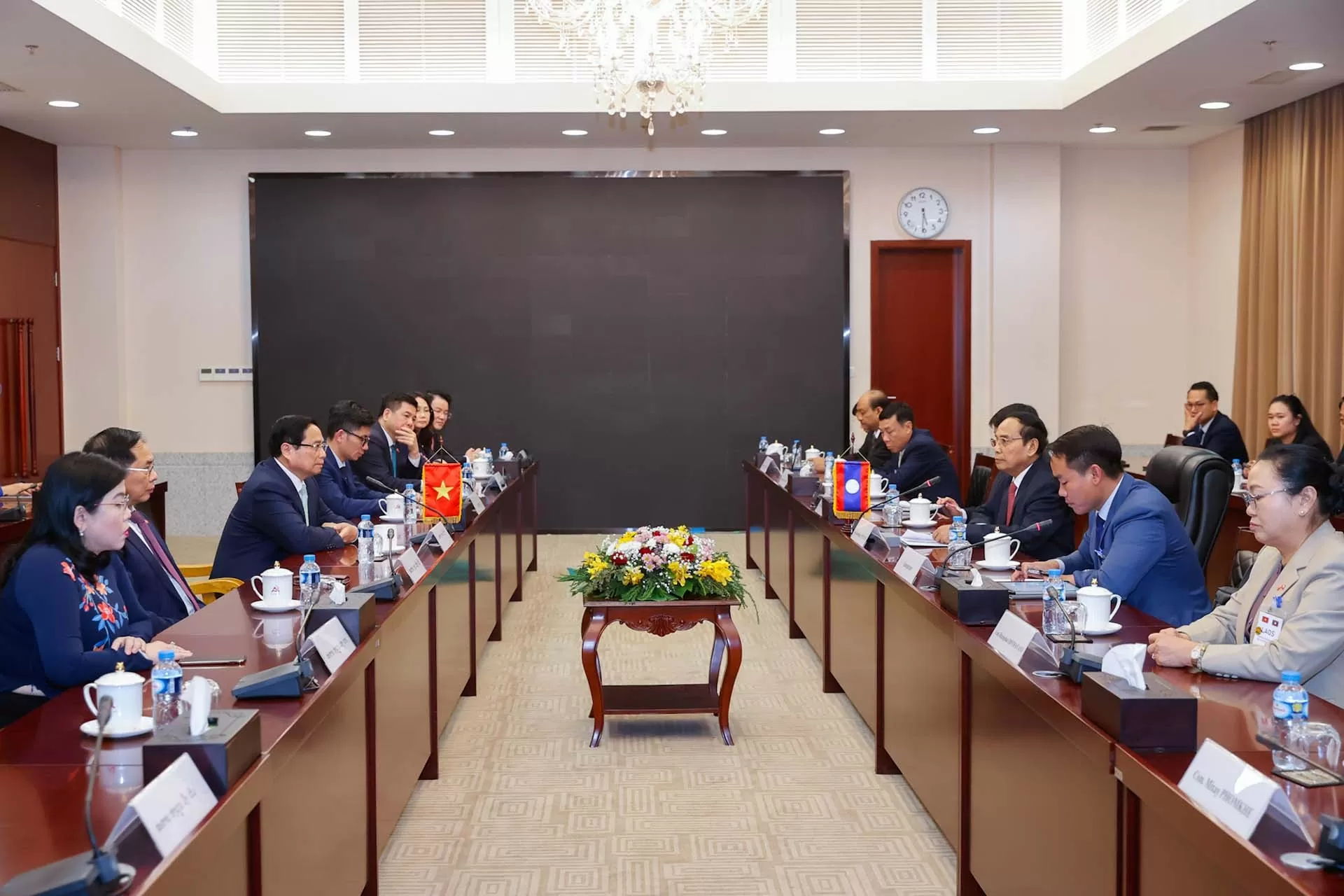 Việt Nam luôn sát cánh, đồng cam cộng khổ, chia ngọt sẽ bùi với Lào trong quá trình phát triển kinh tế-xã hội Việt Nam luôn sát cánh, đồng cam cộng khổ, chia ngọt sẽ bùi với Lào trong quá trình phát triển kinh tế-xã hội