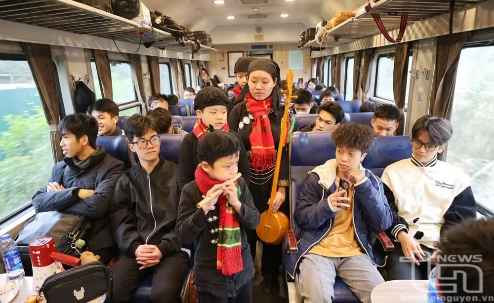 Biểu diễn nghệ thuật dân tộc trên tàu. Biểu diễn nghệ thuật dân tộc trên tàu.