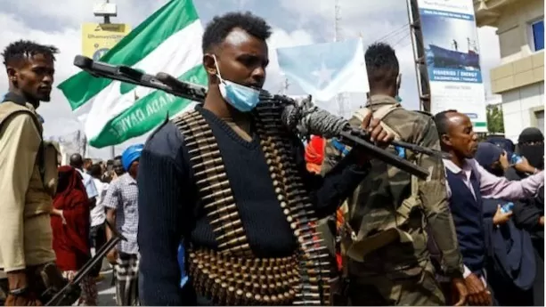 Một cảnh sát Somalia đứng gác trong cuộc tuần hành phản đối thỏa thuận cảng Ethiopia-Somaliland dọc theo phố KM4 ở Mogadishu, Somalia ngày 11 tháng 1 năm 2024. (Nguồn: Reuters)