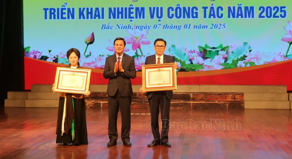 Thừa ủy quyền, Phó Chủ tịch UBND tỉnh Lê Xuân Lợi trao Bằng khen của Thủ tướng Chính phủ cho 2 cá nhân đạt thành tích xuất sắc. Thừa ủy quyền, Phó Chủ tịch UBND tỉnh Lê Xuân Lợi trao Bằng khen của Thủ tướng Chính phủ cho 2 cá nhân đạt thành tích xuất sắc.