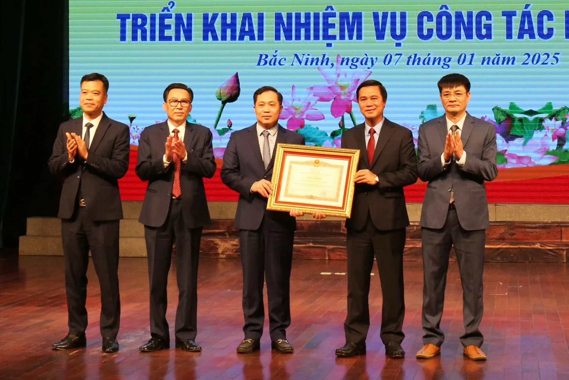 Phó Chủ tịch UBND tỉnh Bắc Ninh Lê Xuân Lợi trao Bằng khen của Thủ tướng Chính phủ cho Sở Văn hóa, Thể thao và Du lịch Phó Chủ tịch UBND tỉnh Bắc Ninh Lê Xuân Lợi trao Bằng khen của Thủ tướng Chính phủ cho Sở Văn hóa, Thể thao và Du lịch