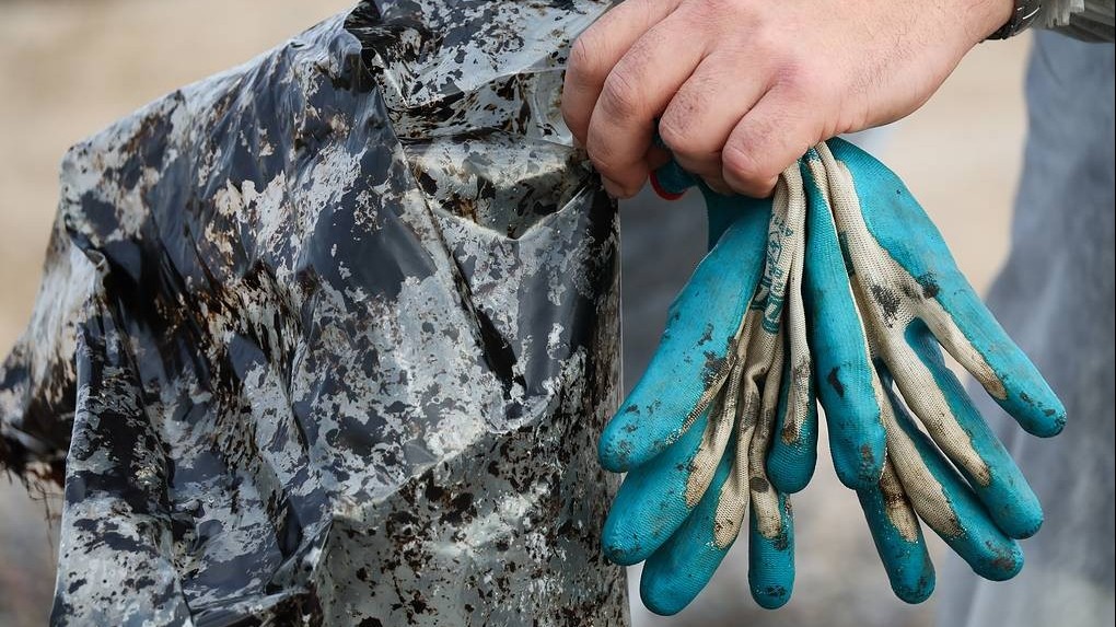 Nga khẩn cấp đối phó sự cố tràn dầu, thừa nhận là một trong những thách thức nghiêm trọng nhất về môi trường gần đây