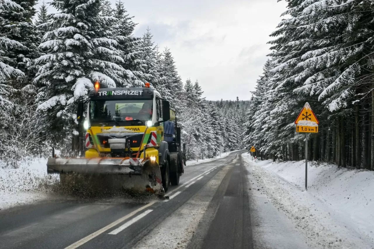 Ba Lan đang triển khai hơn 2.300 xe ủi tuyết và phương tiện bảo dưỡng để đảm bảo an toàn cho hoạt động đi lại. (Nguồn: Polskie Radio)