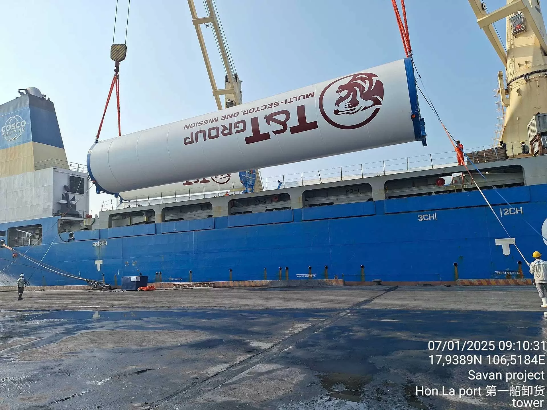 Trong hai ngày 7/1 và 9/1/2025, lô tuabin gió đầu tiên và lô tuabin gió thứ 2 đã cập cảng Hòn La (tỉnh Quảng Bình) nhằm đáp ứng tiến độ triển khai khẩn trương, nhanh chóng của dự án điện gió Savan 1. (Ảnh: T&T Group) Trong hai ngày 7/1 và 9/1/2025, lô tuabin gió đầu tiên và lô tuabin gió thứ 2 đã cập cảng Hòn La (tỉnh Quảng Bình) nhằm đáp ứng tiến độ triển khai khẩn trương, nhanh chóng của dự án điện gió Savan 1. (Ảnh: T&T Group)