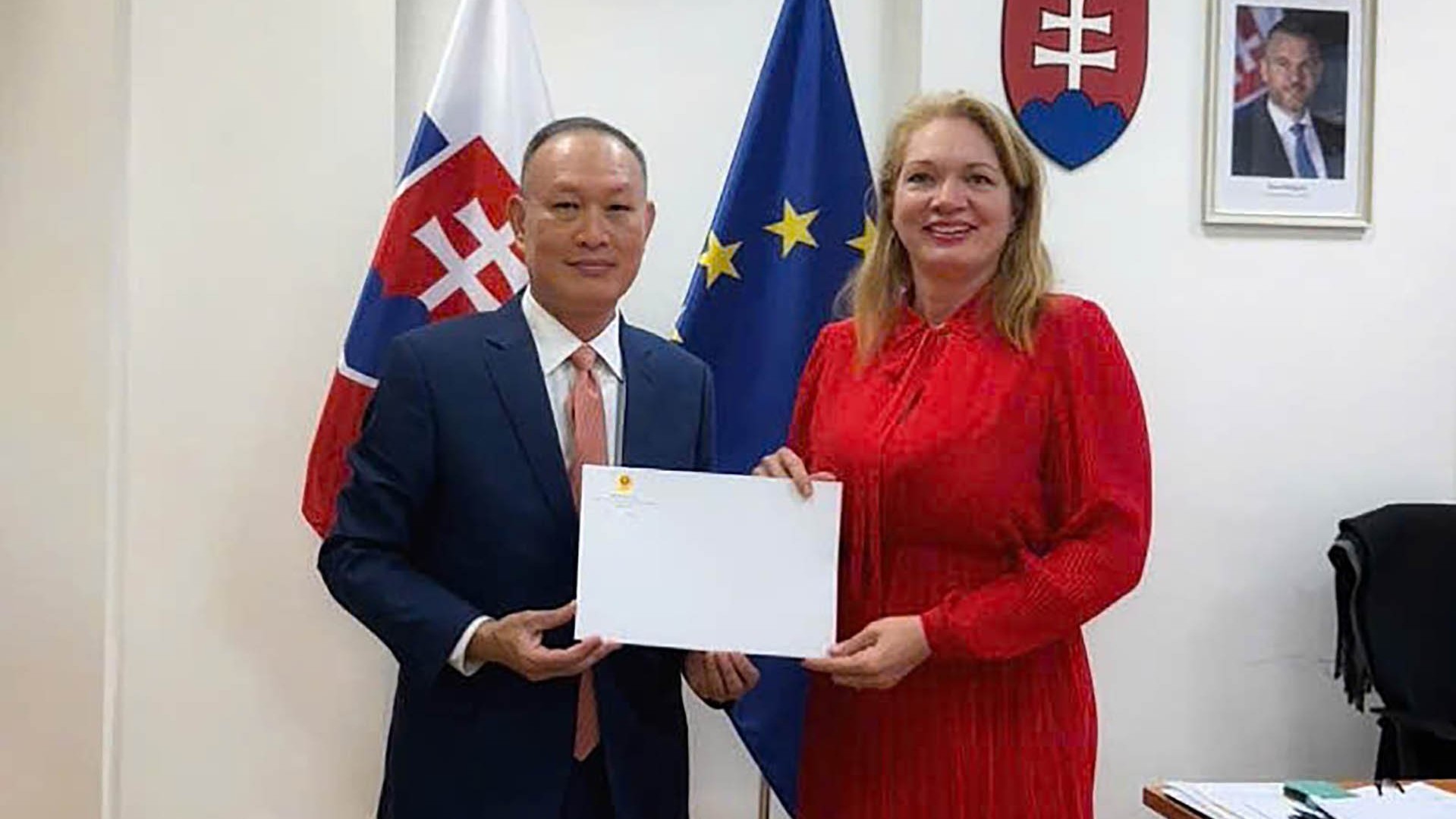 Đại sứ Phạm Trường Giang trình bản sao Thư ủy nhiệm lên Cục trưởng Cục Lễ tân Bộ Ngoại giao Slovakia